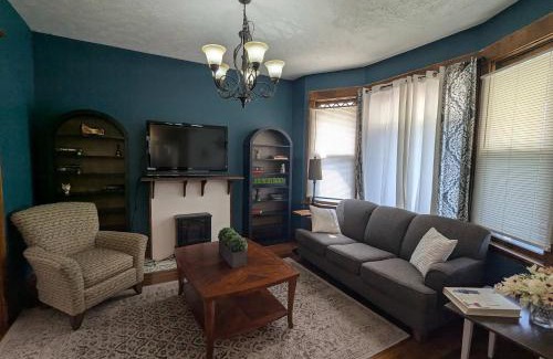 Southeast Omaha House | Beautiful Home 7 bd 3000sf for Groups & Families