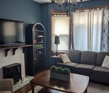 Southeast Omaha House | Beautiful Home 7 bd 3000sf for Groups & Families
