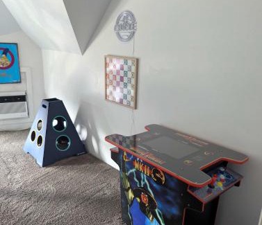 Southeast Omaha House | Beautiful Home 7 bd 3000sf for Groups & Families