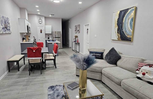 Mission House | Beautiful Home at Mission near Stores n More