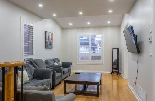 Brampton House | Beautiful Home by Toronto in Central Location
