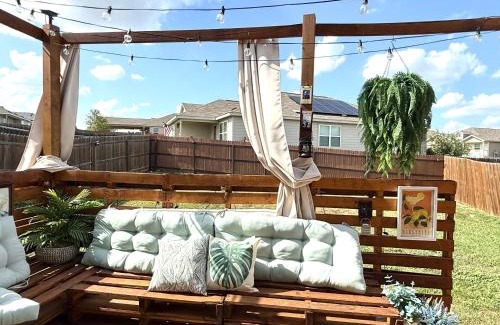 San Antonio House | Beautiful home eight minutes away from Brooks corner shopping center and hospital