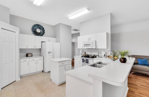 Boyette Springs House | Beautiful home. Free parking, hot tub, laundry, 2 king beds, great for families.
