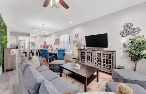 Tampa House | Beautiful Home I Close to Everything I Fenced Yard