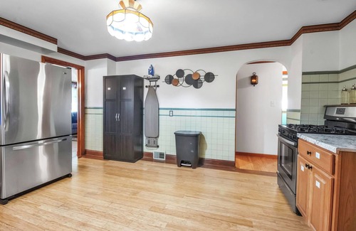 Cheektowaga House | Beautiful Home in Buffalo near Airport with AC, WiFi, 3King Beds & Free Parking