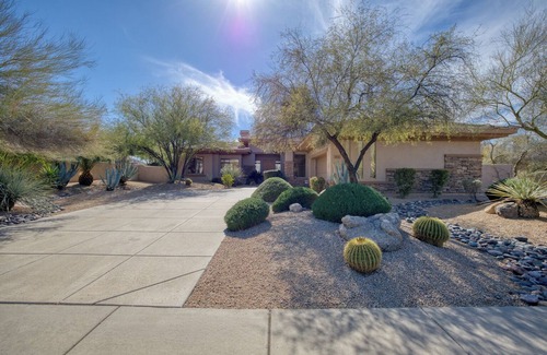 Pinnacle Peak House | Beautiful Home in gated community of Bellasera. Two Bedroom and a Den.