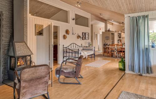 Henan House | Beautiful Home In Henån With Kitchen