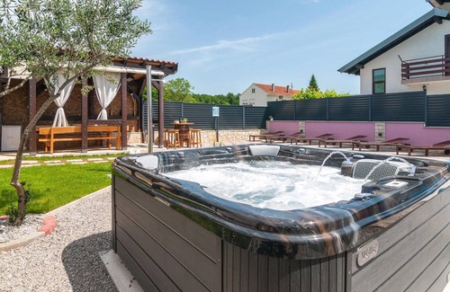 Hrvace House | Beautiful home in Hrvace with WiFi