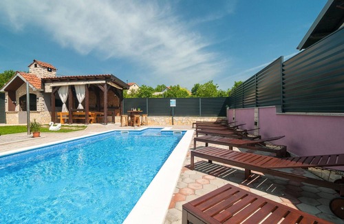 Hrvace House | Beautiful home in Hrvace with WiFi