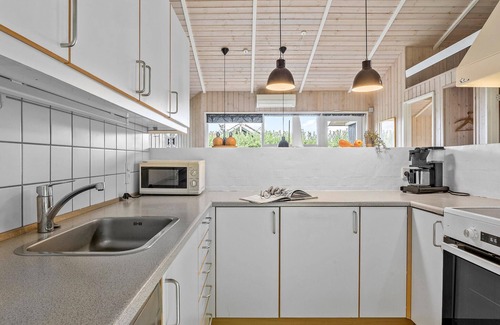 Pøt Strandby House | Beautiful home in Juelsminde with sauna