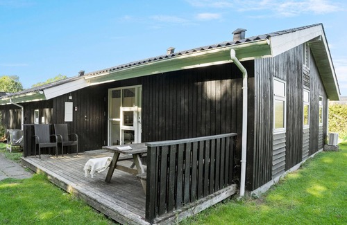 Pøt Strandby House | Beautiful home in Juelsminde with sauna