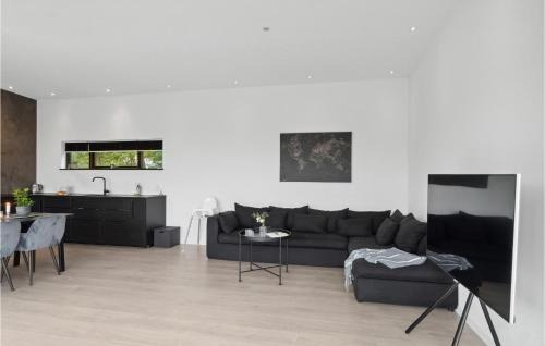 Olsted House | Beautiful Home In Ølsted With Kitchen