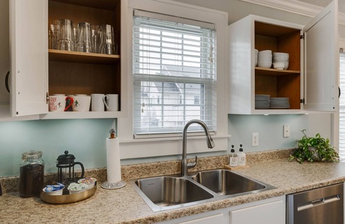 Owensboro Cottage | Beautiful Home in Owensboro. Self checkin-Great location-Screened porch