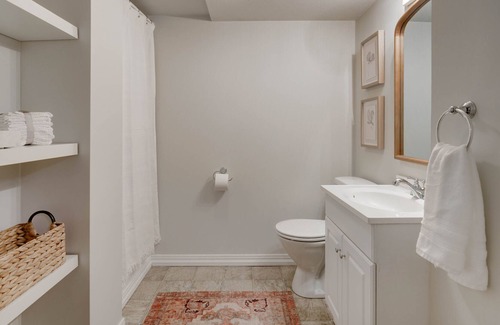 Owensboro Cottage | Beautiful Home in Owensboro. Self checkin-Great location-Screened porch