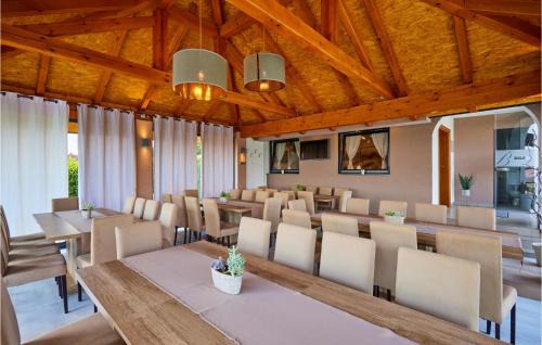 Popovaca House | Beautiful Home In Popovaca With Kitchen