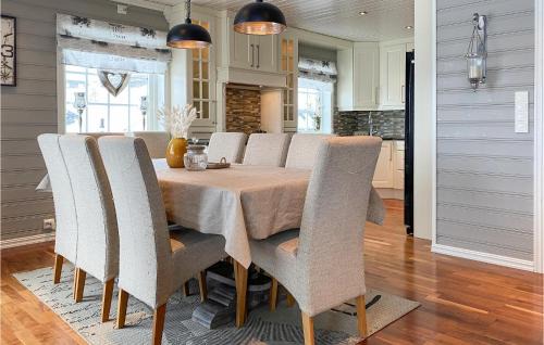 Stryn House | Beautiful Home In Stryn With Kitchen