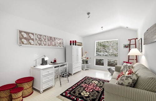 Wainscott House | Beautiful Home in Wainscott, walking distance to the ocean with large pool.