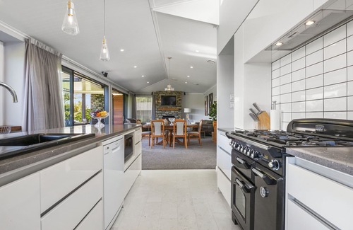 Rangatira Park House | Beautiful Home on the River, Hot-Tub - Close to Town