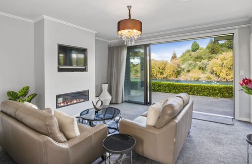 Rangatira Park House | Beautiful Home on the River, Hot-Tub - Close to Town