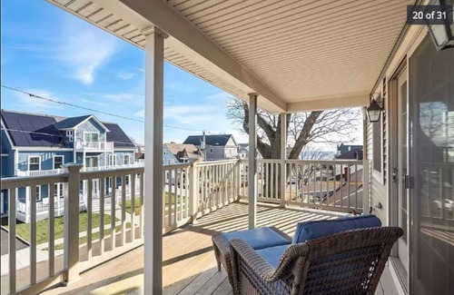 Devon House | Beautiful Home - Steps to Beach