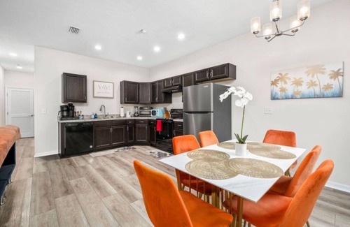 Gainesville Condo | Beautiful Home | Walk to UF | Newly built