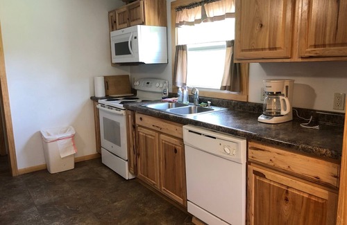 Lansing House | Beautiful Home with 9 Bedrooms, 7 bathrooms, 2 Cabins, 18 Hole Disc Golf Course