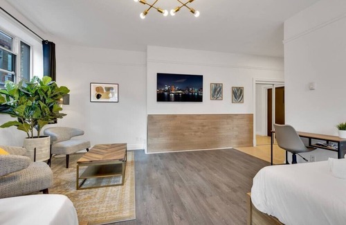 Quartier des Spectacles Hotel | Beautiful Hotel Room sleeps 4- AAA Location