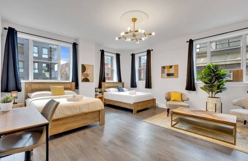 Quartier des Spectacles Hotel | Beautiful Hotel Room sleeps 4- AAA Location