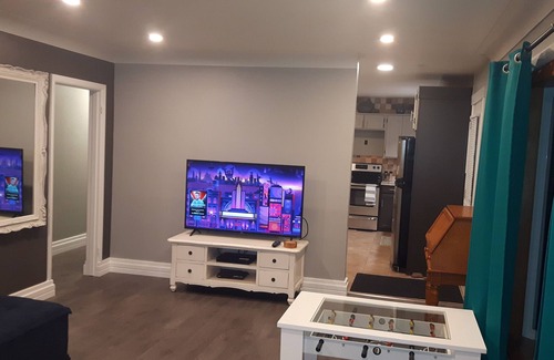 Kingston House | Beautiful House 10 Minutes driving to Queen's and Downtown Kingston