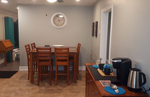 Kingston House | Beautiful House 10 Minutes driving to Queen's and Downtown Kingston