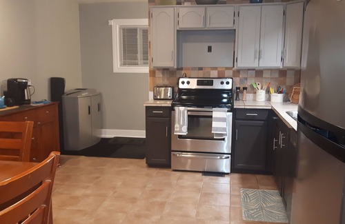 Kingston House | Beautiful House 10 Minutes driving to Queen's and Downtown Kingston