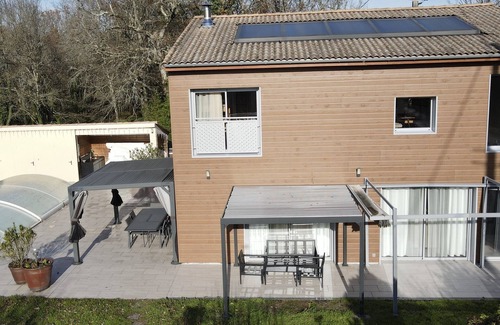Laruscade Cottage | Beautiful house 170 m2, heated and covered swimming pool, jacuzzi, classified 4 stars.