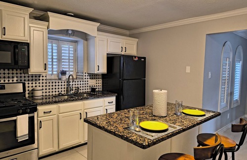 Bonanza House | Beautiful house 3 bedroom and 2 1/2 baths , contemporary style, great location