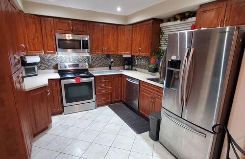 Hurontario House | Beautiful House b/w Square One and Heart Land less than 5 min drive, Mississauga