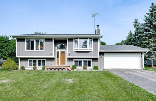 Eden Prairie House | Beautiful House in Eden Prairie - Entire House