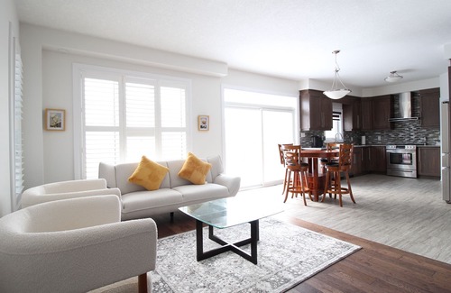 Rosemount House | Beautiful House Near Grand River & Kiwanis Park