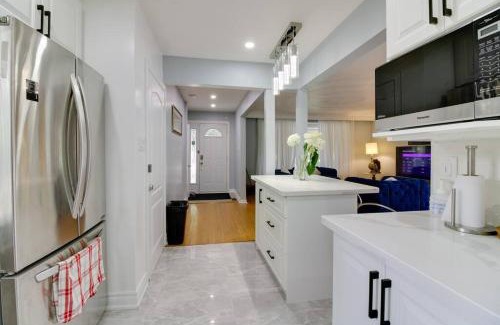 Woburn House | Beautiful house near Eglinton GO