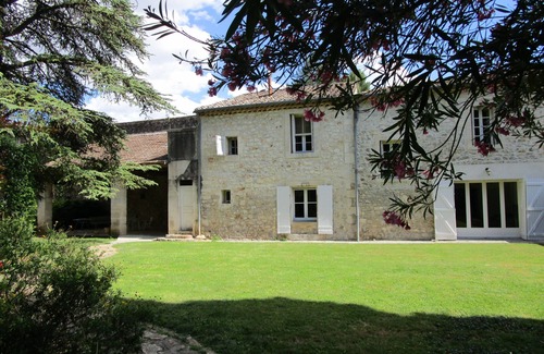 Saint-Bres House | Beautiful house with character, in a quiet area with large park, courtyard, 20 minutes from the beaches.