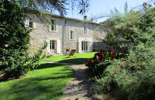 Saint-Bres House | Beautiful house with character, in a quiet area with large park, courtyard, 20 minutes from the beaches.
