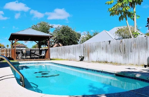 Palmhurst House | Beautiful house with pool, house has 4 beautifully bedrooms and 2 bathrooms. The