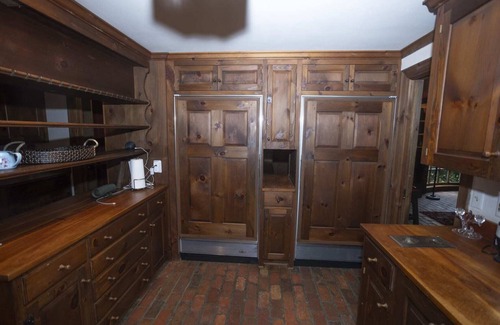 Lincoln House | Beautiful in town acreage