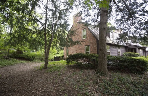 Lincoln House | Beautiful in town acreage