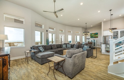 Freeport House | Beautiful inside and out! "Bluewater Bungalow"