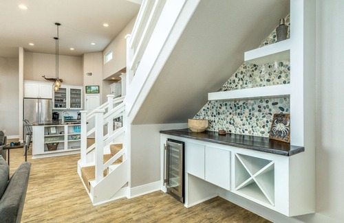 Freeport House | Beautiful inside and out! "Bluewater Bungalow"