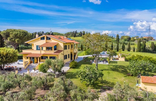 Rosignano Marittimo Apartment | Beautiful apartment for 4 people with WIFI, TV, terrace, pets allowed, panoramic view and parking