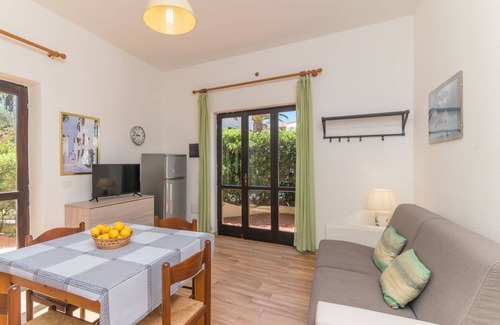 Capo Testa Apartment | Beautiful apartment for 4 guests with A/C, TV, terrace and pets allowed