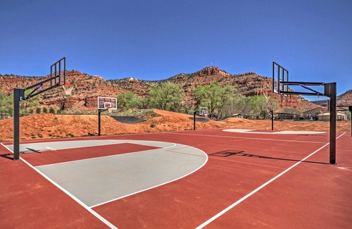 Kanab Cottage | Beautiful Kanab Home w/Yard - Walk to Restaurants