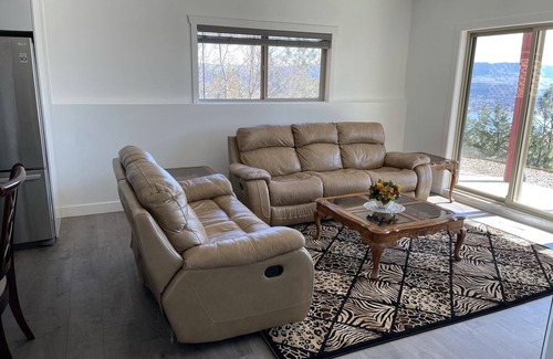 West Kelowna Estates House | Beautiful Kelowna Private Guesthouse - Panoramic Lake views! License number 9031