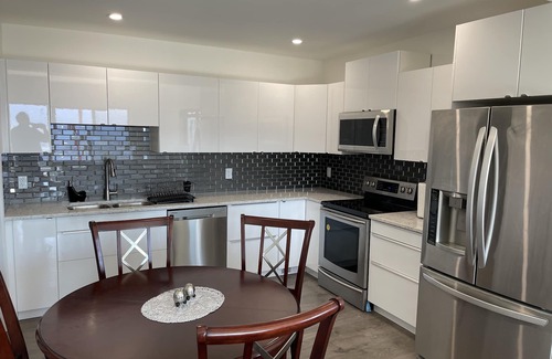 West Kelowna Estates House | Beautiful Kelowna Private Guesthouse - Panoramic Lake views! License number 9031