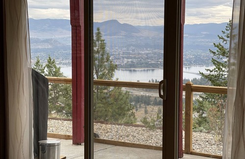 West Kelowna Estates House | Beautiful Kelowna Private Guesthouse - Panoramic Lake views! License number 9031